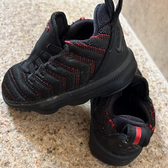 Nike lebron 16 fresh bred - EUC- size 4C - Picture 3 of 15